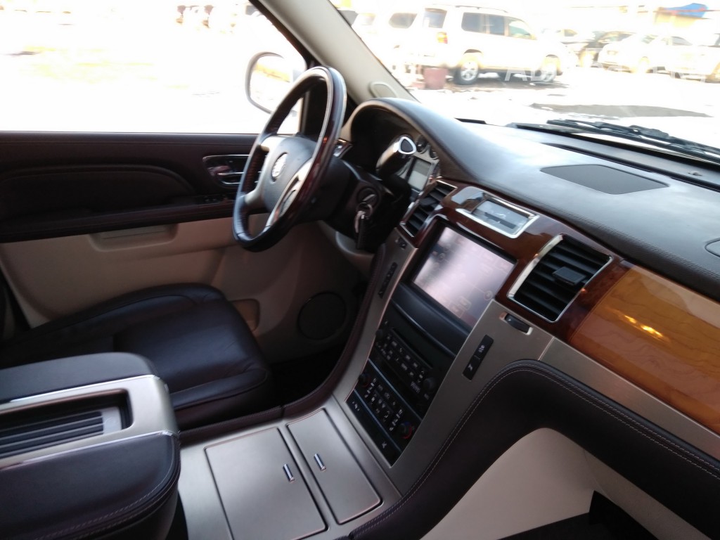 Cadillac Escalade 2012 года за ~2 336 300 сом