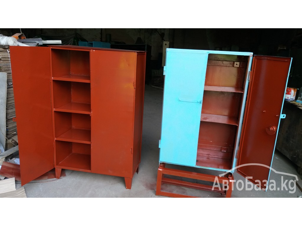 Продаю металлические стеллажи (СССР) и шкафы