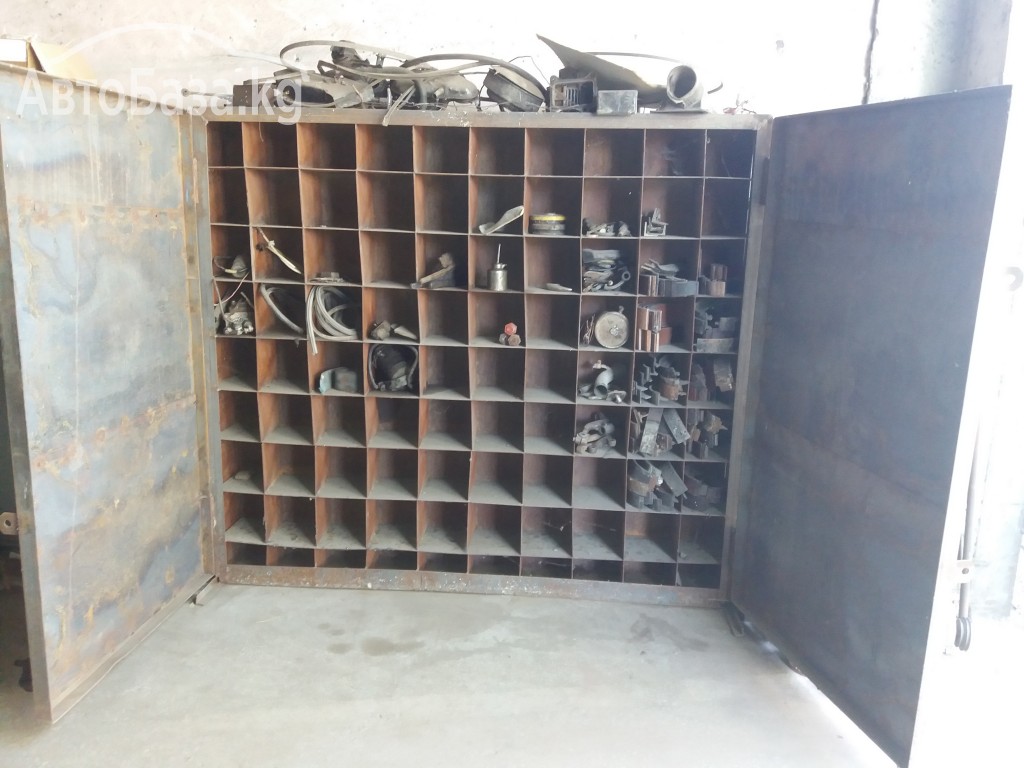 Продаю металлические стеллажи (СССР) и шкафы