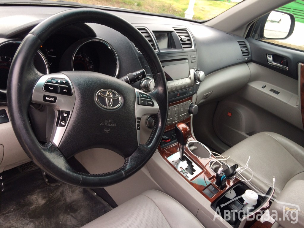 Toyota Highlander 2011 года за ~1 681 500 сом