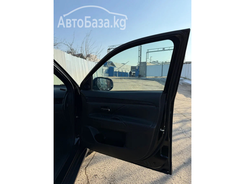 Mitsubishi Outlander 2017 года за ~2 061 500 сом