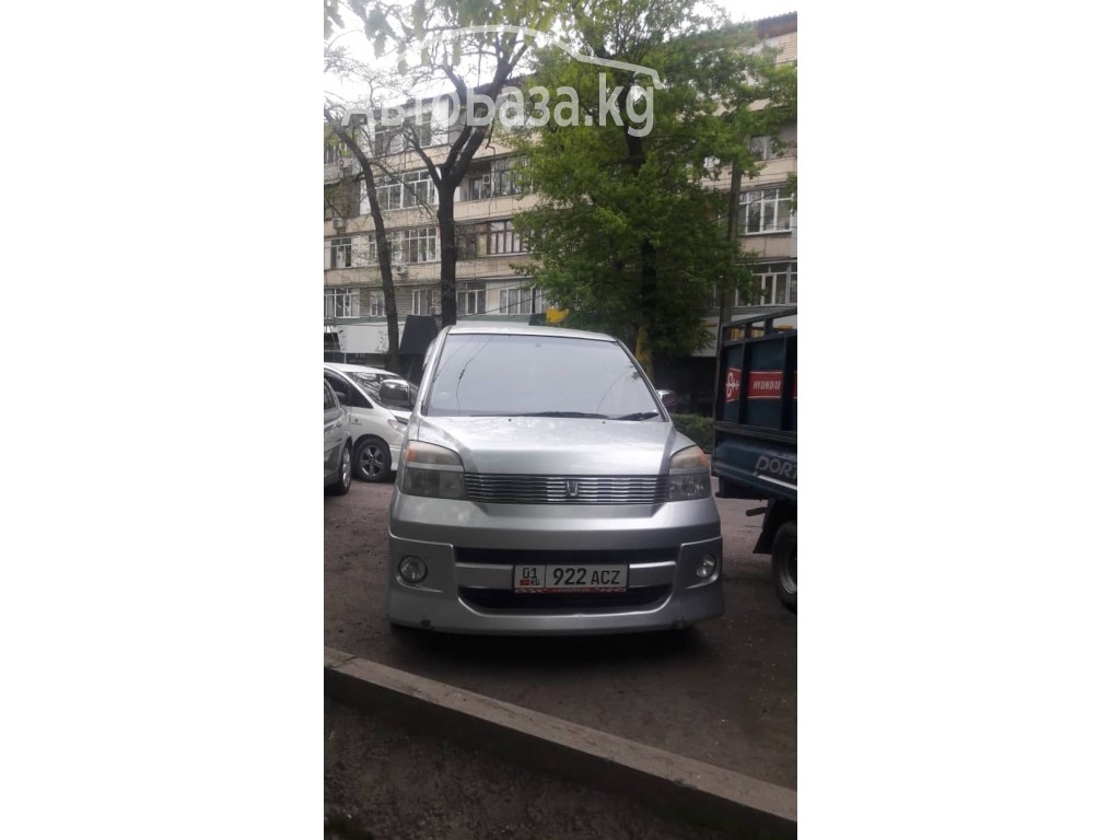 Toyota Voxy 2003 года за 5 000$