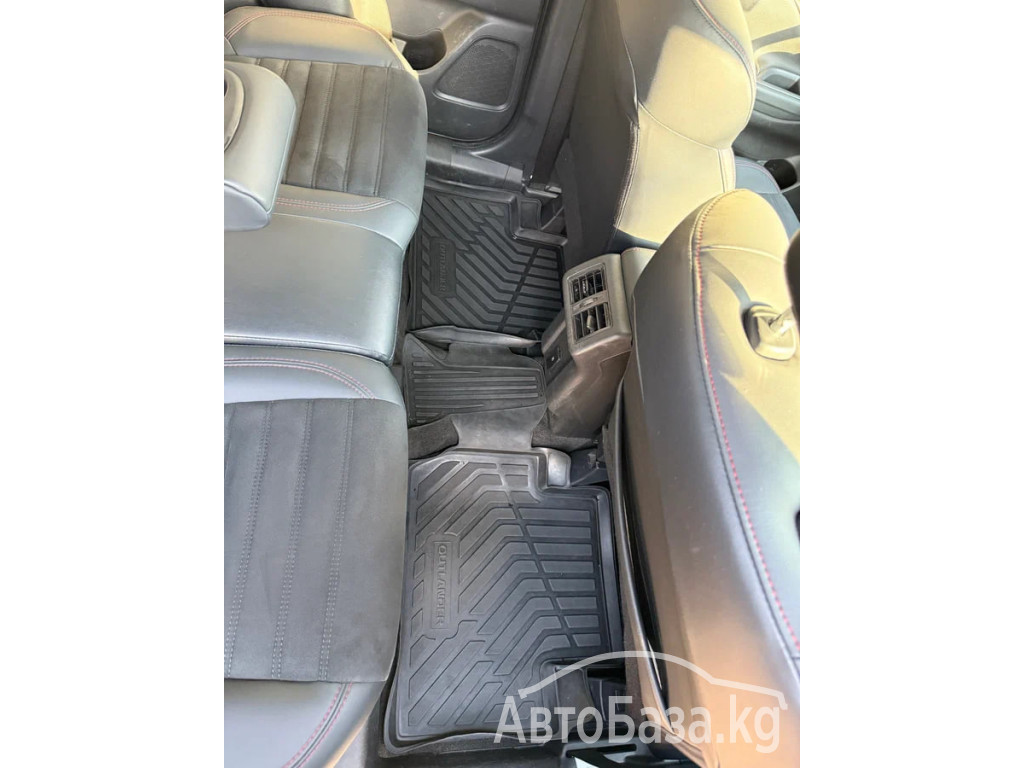 Mitsubishi Outlander 2017 года за ~2 061 500 сом