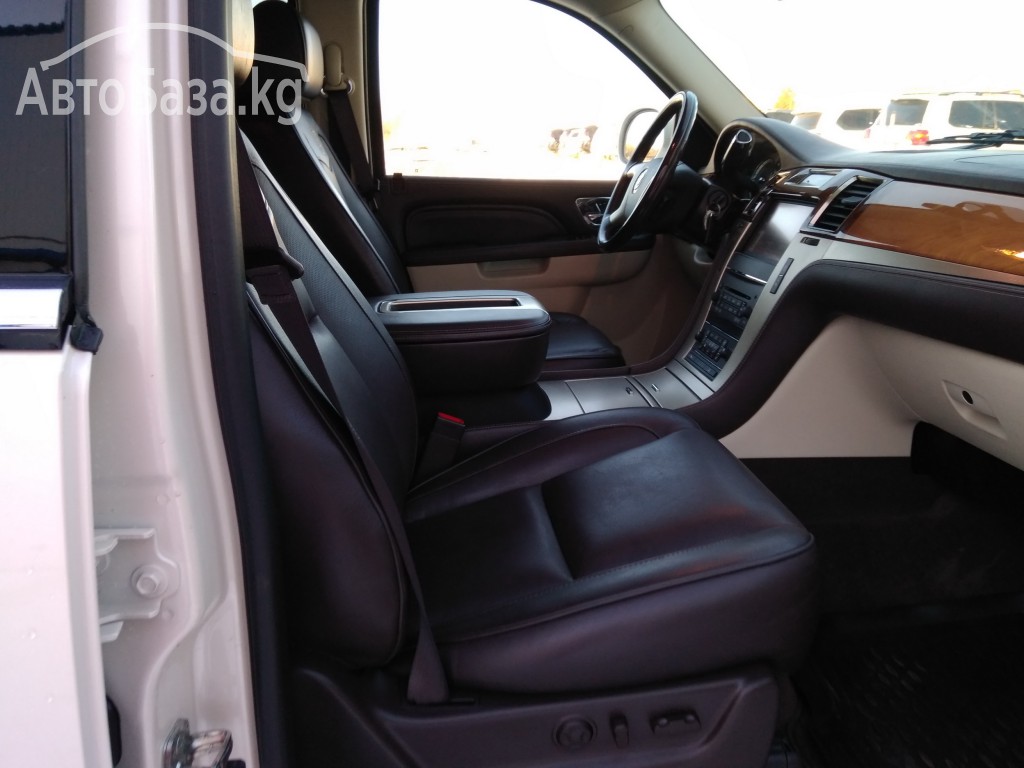 Cadillac Escalade 2012 года за ~2 336 300 сом