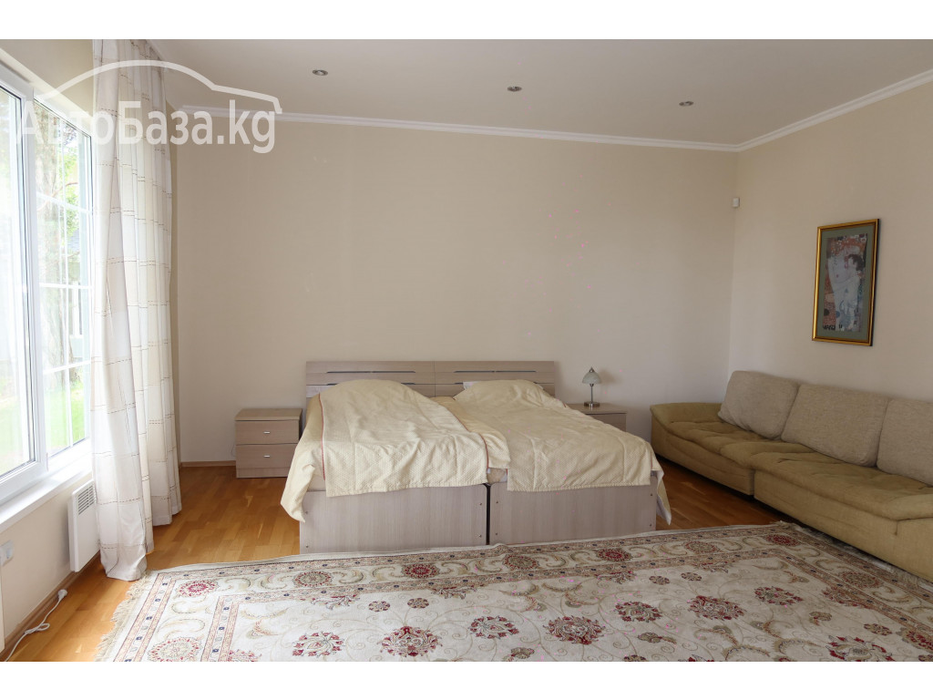 Сдается коттедж на Иссык-Куле , с. Бостери, первая линия,4 спальни!