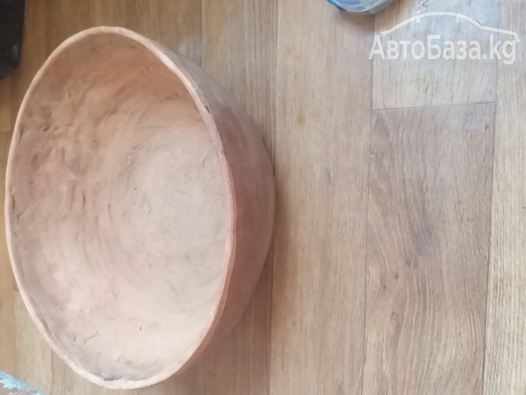 Продам два больших глиненых горшка в хорошем состоянии Б/У