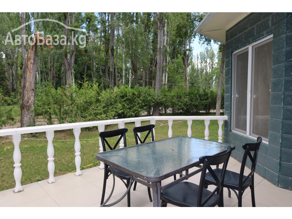Сдается коттедж на Иссык-Куле , с. Бостери, первая линия,4 спальни!
