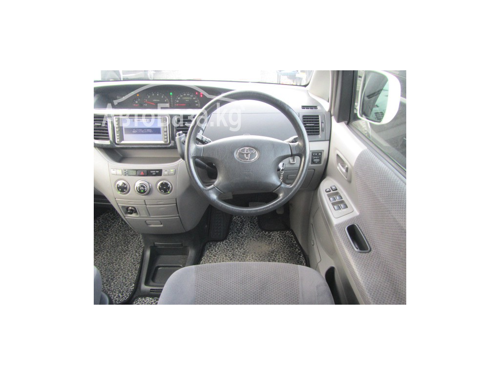 Toyota Voxy 2003 года за ~527 300 руб.