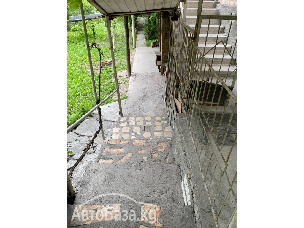 Продаю 2х этажный, кирпичный дом, по адресу с. Аламедин, ул. Молодежная