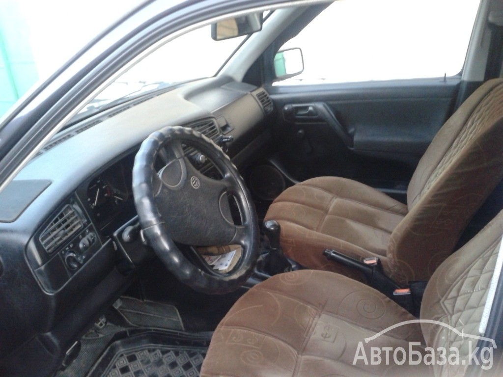 Volkswagen Golf 1993 года за ~200 сом