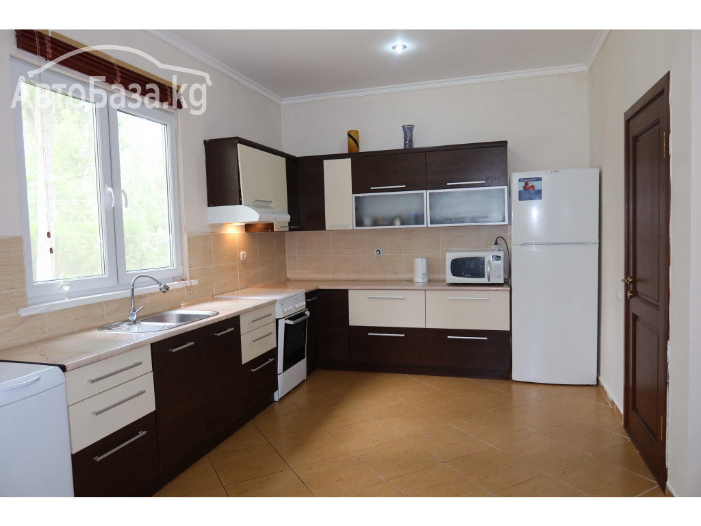 Сдается коттедж на Иссык-Куле , с. Бостери, первая линия,4 спальни!