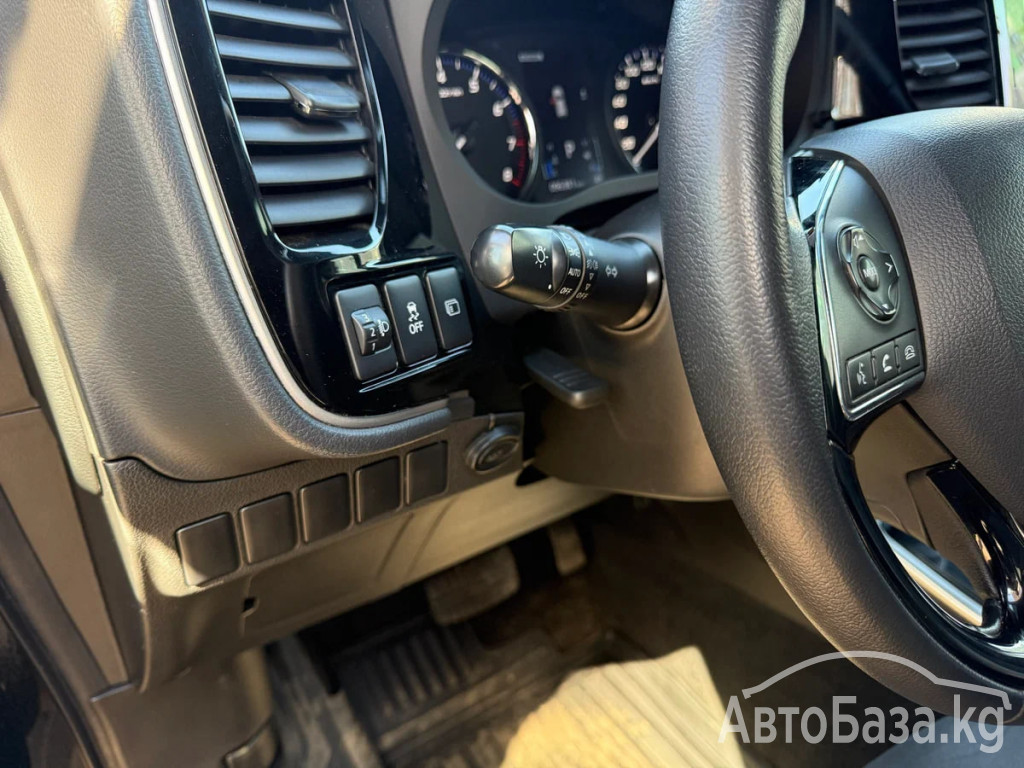 Mitsubishi Outlander 2017 года за ~2 061 500 сом