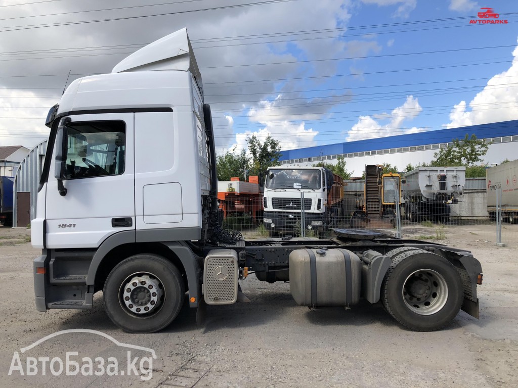 Тягач Mercedes-Benz Actros