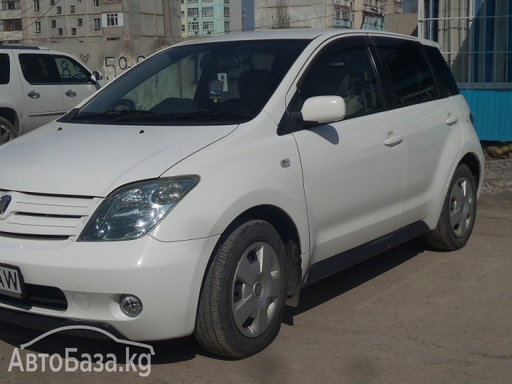 Toyota Ist 2004 года за ~418 200 сом