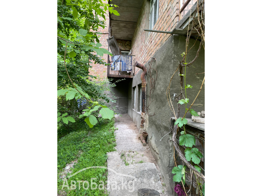 Продаю 2х этажный, кирпичный дом, по адресу с. Аламедин, ул. Молодежная