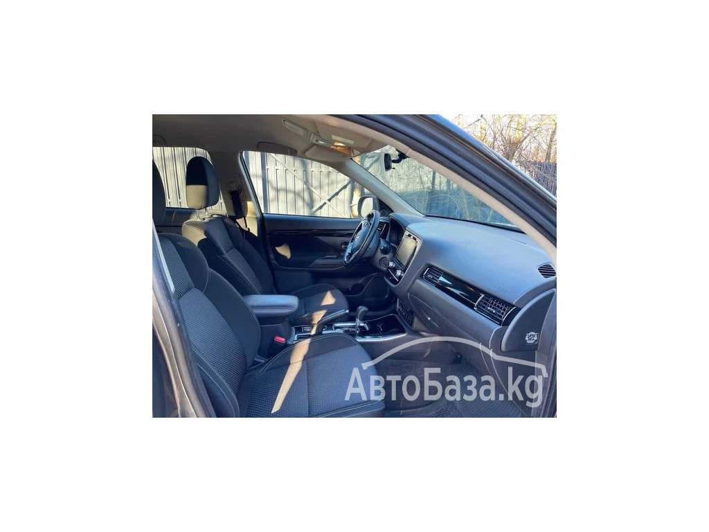 Mitsubishi Outlander 2017 года за ~2 368 500 сом