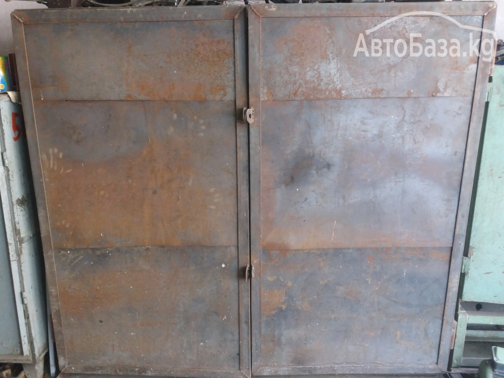 Продаю металлические стеллажи (СССР) и шкафы