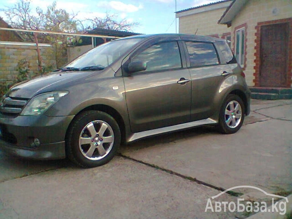 Toyota Ist 2004 года за ~405 200 сом