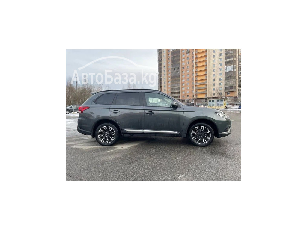 Mitsubishi Outlander 2017 года за ~2 368 500 сом