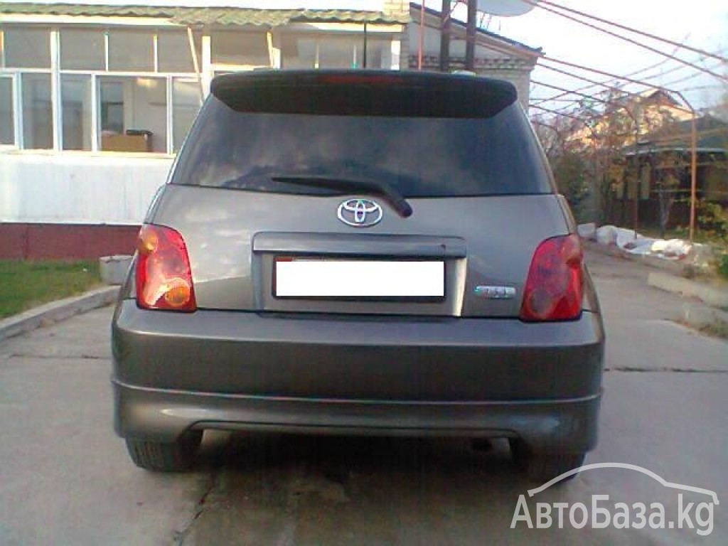 Toyota Ist 2004 года за ~405 200 сом