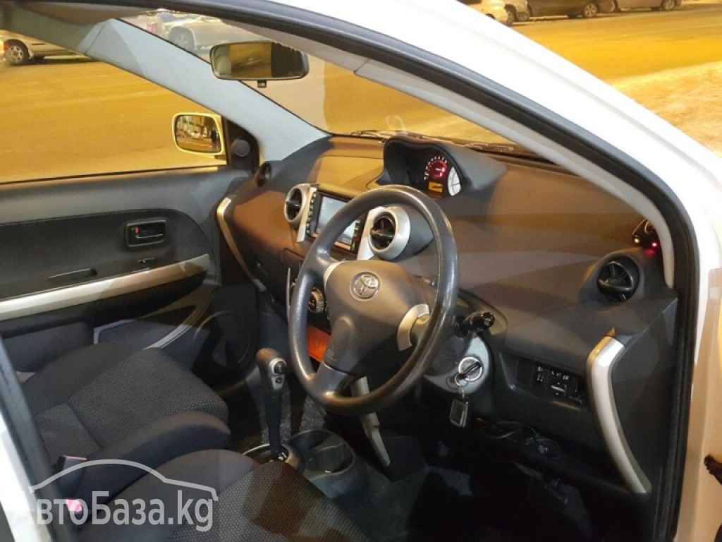 Toyota Ist 2003 года за ~310 400 сом