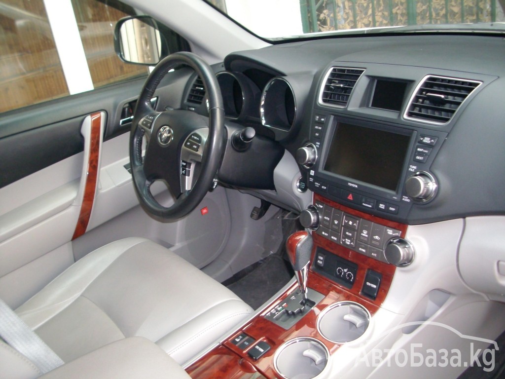 Toyota Highlander 2011 года за ~3 716 900 сом