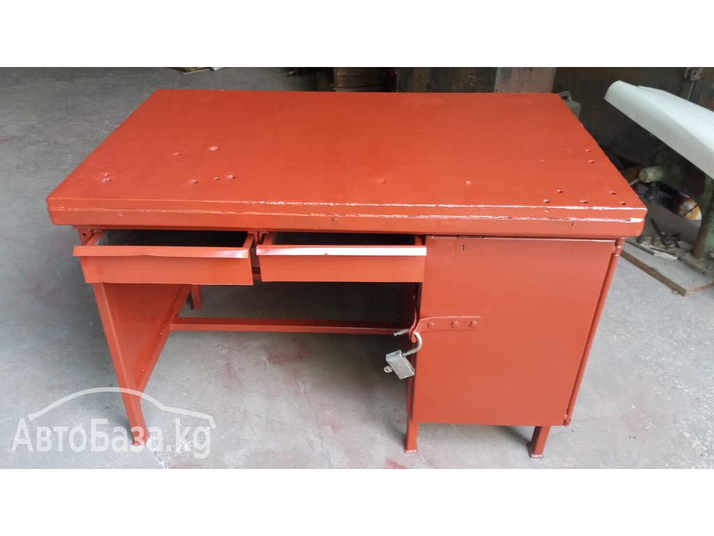 Продаю металлические стеллажи (СССР) и шкафы