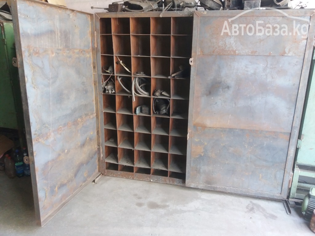 Продаю металлические стеллажи (СССР) и шкафы