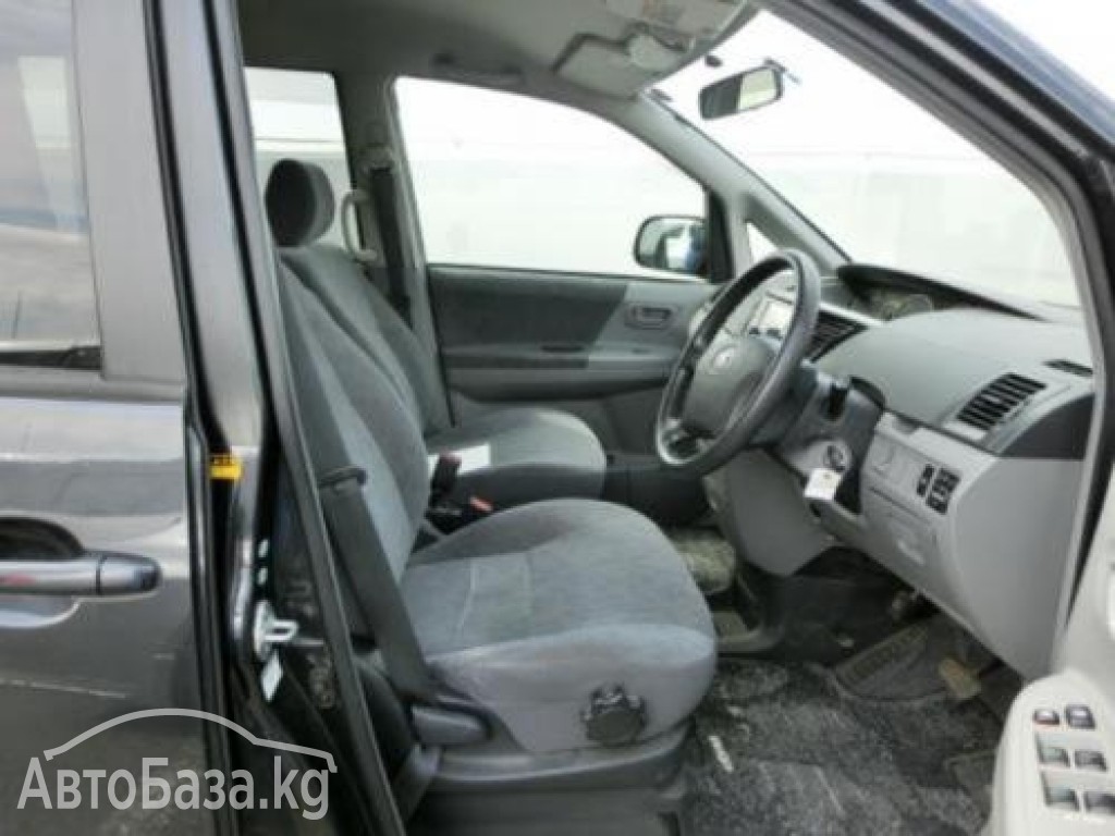 Toyota Voxy 2004 года за ~500 100 сом