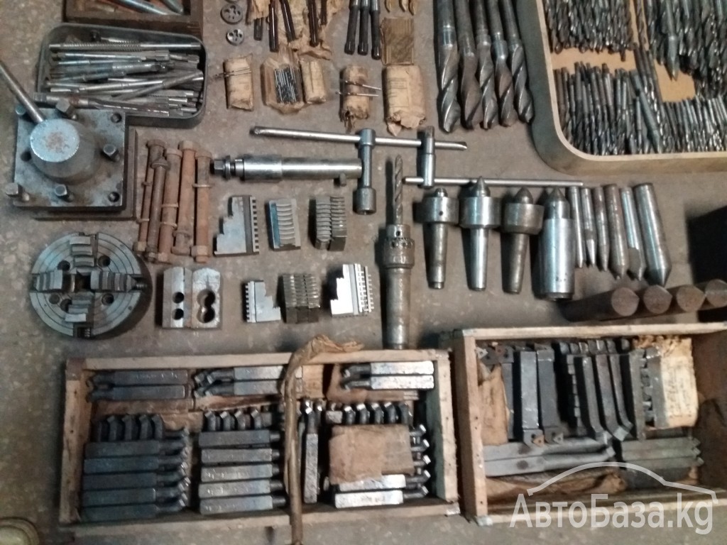 Продаю металлорежущие станки, инструменты и приспособления , шкафы, столы  