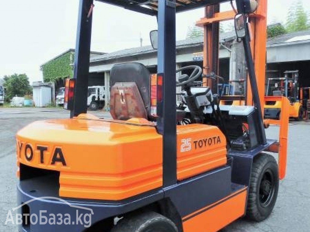 Погрузчик Toyota 8700