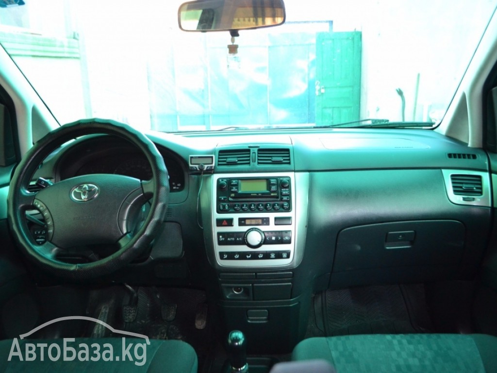 Toyota Avensis Verso 2004 года за ~862 100 сом